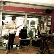 Hundred In The Hands - List pictures