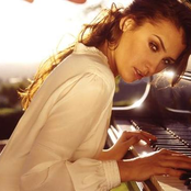 Nikki Flores - List pictures