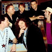 Russell Crowe & 30 Odd Foot Of Grunts - List pictures