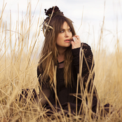 Julia Stone - List pictures