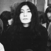 Yoko Ono - List pictures