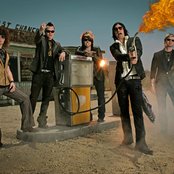 Hinder - List pictures