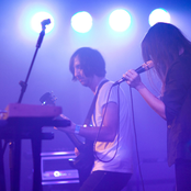 Hundred In The Hands - List pictures