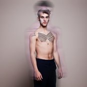 Hyphen Hyphen - List pictures