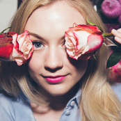 Emily Kinney - List pictures