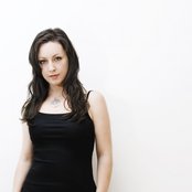 Tara Maclean - List pictures