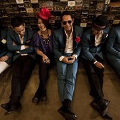 Maliq & D'essentials - List pictures